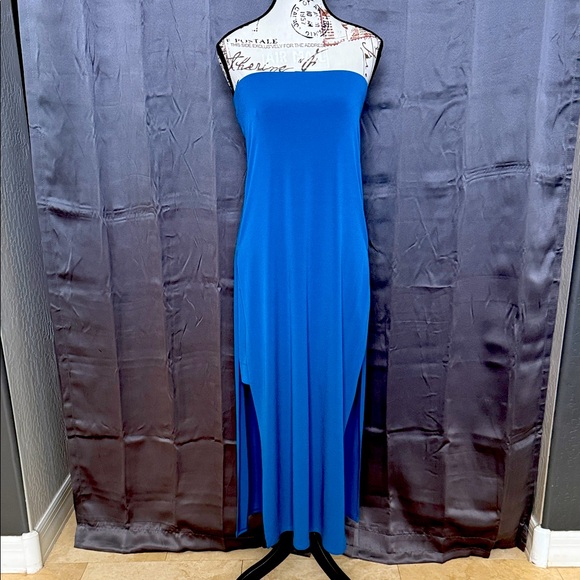 BCBGMaxAzria Dresses & Skirts - BCBGMaxAzria Vibrant Blue Strapless Dress